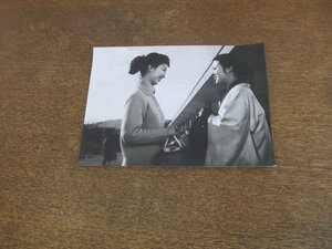 2308MK●映画スチル写真「花は嘆かず」松竹/1957昭和32●小山明子/杉田弘子●スチール写真/モノクロ/サイズ:約11cm×15.3cm