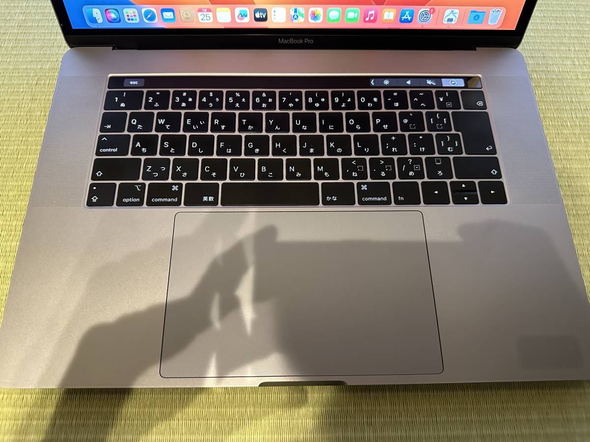 美品」MacBook Pro 15 2018年2.6GHz 6コアi7 / 16GB RAM / 512GB SSD