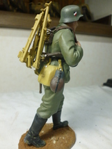 タミヤ1／１６ドイツ国防軍機関銃チーム装填手（三脚架搬送）完成品_画像1