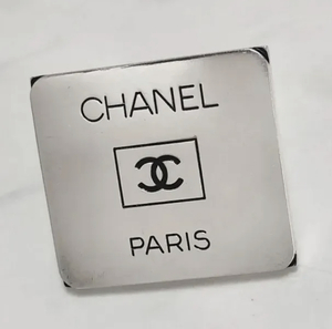 Chanel брошь здесь Mark plate серебряный серебряный квадратное Logo игла *
