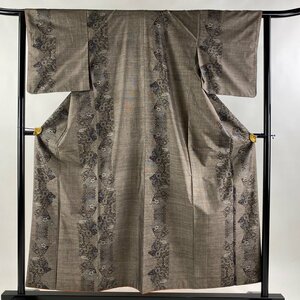 紬 身丈156cm 裄丈63cm S 袷 バチ衿 草花 幾何学模様 焦茶色 正絹 美品 秀品 【中古】