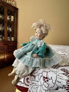 Cindy McClure シンディ マクルーア お座り ビスクドール 陶器の人形 グリーンドレス 少女 ベビードール