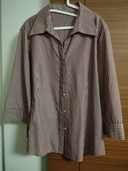 大きいサイズ LとLLの間位 サイズ表記見当たらず ストライプシャツ えんじ オフィス対応 スキッパーシャツ【複数購入割引あり】