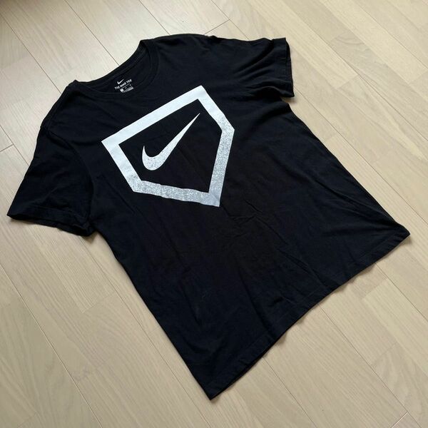 NIKE ナイキ　スウッシュ　ホームベースロゴ　プリント　半袖Tシャツ　ブラック　Mサイズ 送料無料
