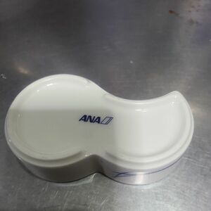 激レア全日空 ANA 機内食 陶器の器 小皿 ふた枠 中古品 ロゴ入り 造形 デザインもの 醤油差し 約10×6×2.5cm 空