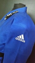 adidas刺繍入りです。