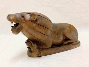 Art hand Auction 12611/アフリカ ケニア製 ハンドメイド 一刀彫 鹿狩り ライオン 置物 木彫 オブジェ インテリア, 美術品, 彫刻, オブジェ, オブジェ