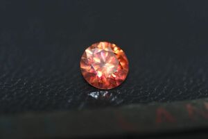 新入荷 ラボ オレンジダイヤモンド １ct ラウンドカット 宝石 鉱石 希少 輝き 宝石シリーズ ラウンド形状 モアッサナイト 証明書付 C306