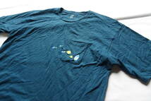 Desgin Tshirts Store graniph/グラニフ/半袖レイヤードTシャツ/ファインドフィッシュ/水彩画風プリント/青緑/カジュアル/Lサイズ(8/9R)_画像6
