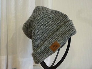 ∨ QUIKSILVER ∨メンズ・レディース　灰色　編み込みニット帽　ニットキャップ サイズ５６cm〜５９cm　キャップ　帽子