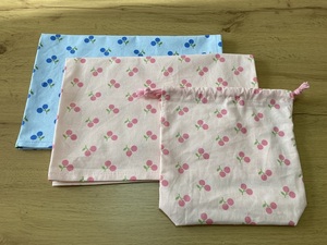 SALE ! ハンドメイド☆小学校ランチョンマット（２枚）＆給食袋　40×60センチ（1）☆入学準備・ピンク・水色・さくらんぼ