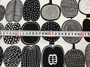 コンポッティ柄/ブラック　マリメッコ　marimekko　壁紙クロス　プリント　のりなし　カルトナージュ　１００.５㎝巾x５０㎝　送料無料