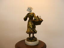 【真作】 C.N.Clem 作 花を持つ少女 ブロンズ像/銅像 高さ約30㎝ フランス製 彫刻/西洋彫刻/オブジェ サイン有 一部欠け有/現状品 『U155』_画像3