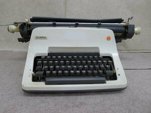 hh138* operation not yet verification Vintage ORYMPIA/o Lynn Piaa * old typewriter * Germany made office work equipment furniture office /160