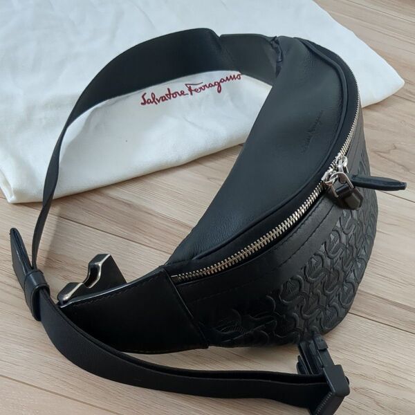 Salvatore Ferragamo ボディバック ガンチーニ ベルトバック