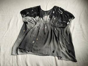  beautiful goods TSUMORI CHISATO Tsumori Chisato blouse oversize silk V neck gya The - pop art 2 black gray lady's *8