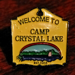 ピンバッチ　CAMP　CRYSTAL LAKE　13日の金曜日 ジェイソン　チェーンソー　ピンバッジ