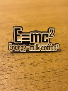 ピンバッチ　エネルギー　コーヒー　ミルク　アインシュタイン　数式　理系　リケジョ　相対性理論　ピンバッジ