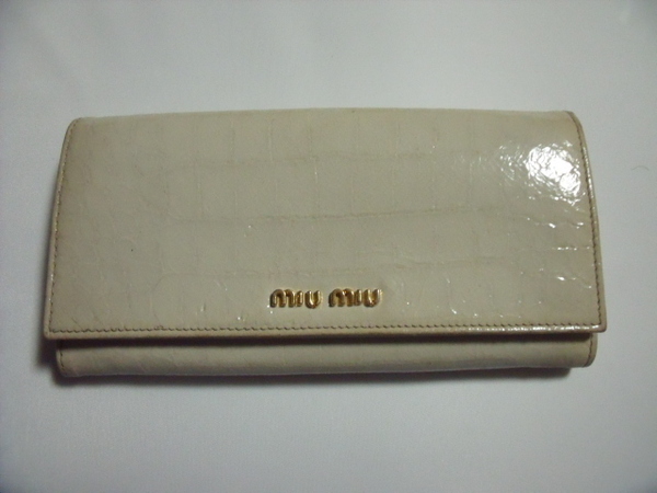 質店鑑定済み! $ 良好品 $ ◆ ミュウミュウ ◆ miumiu ◆ クロコ型 レザー素材 ・ 2つ折り 長財布 ◆ 白系 ホワイトベージュ系◆ 送料無料