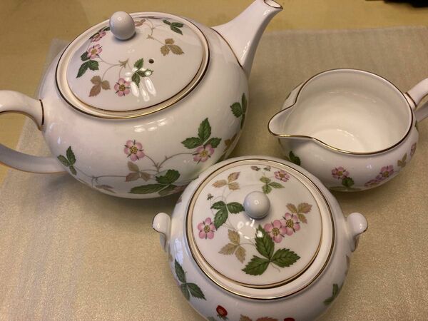 WEDGWOOD ワイルドストロベリー ティーポット &シュガーポット &クリーマー　未使用