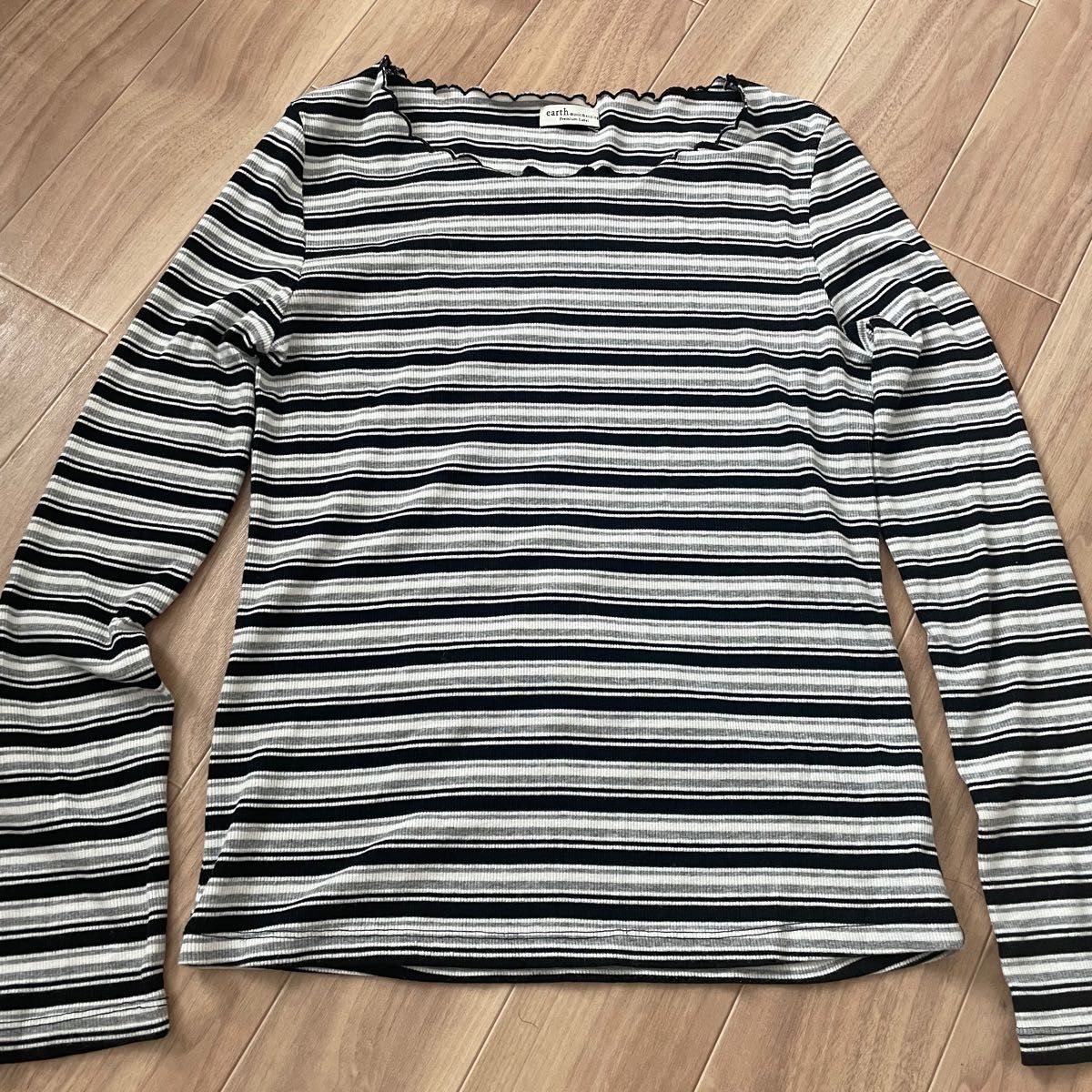 新品タグ付】ella selectshop STORYコラボ 衿スカラップトップス IVO