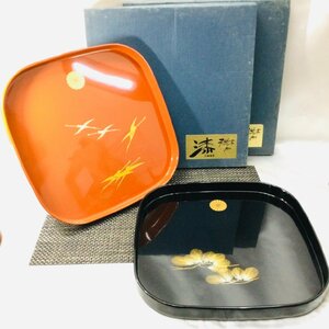 【2枚セット/未使用品/TO】漆塗り 天然木 盆二枚セット 菊のご紋入り 古代朱 鶴 /黒 松　IM0825/0002