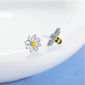 Flower bee/ジルコン お花 蜂 リンク ピアス セット