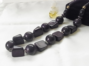 Длинное ожерелье с комбинированным дизайном с черным бусинским камнем с фиолетовым пурпурным эллиптическим, пурпурно -фиолетовым деревянным деревом.
