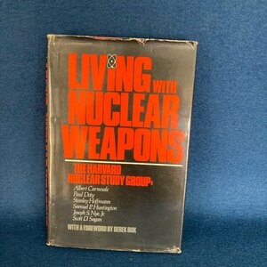 ’'LIVING WITH NUCLEAR WEAPONS’’ THE HARVARD NUCLEAR STUDY GROUP Albert Carnesa アルバート・カーネセール 洋書 古本 digjunkmarket