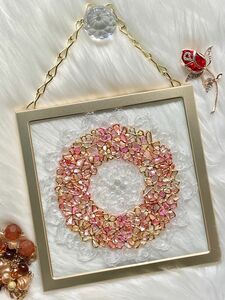 シェル　天然貝　お花のピンク系リース　ゴールドアイアンフレーム　◆ ステンドグラス風　シェルアートフレーム