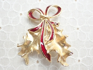 L467　ヴィンテージ ブローチ　Xmas　クリスマス　ひいらぎ　赤リボン　エナメル　ゴールドカラー　Vintage　brooch