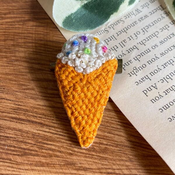 155 刺繍 ブローチ アイスクリーム ハンドメイド