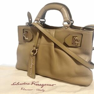【送料無料】Salvatore Ferragamo フェラガモ 2wayバッグ レザー　ショルダーバッグ　ハンドバッグ　ガンチーニ ベージュ　金具　鞄