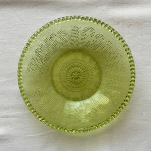 明治～大正 プレスガラス 小皿 格言皿 A good name is better than riches 舵輪 黄色 黄緑 Antique pressed glass plate, early 20th