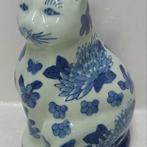 伊万里焼 在銘 陶器藍染付花紋／猫オブジェ・置物の画像1