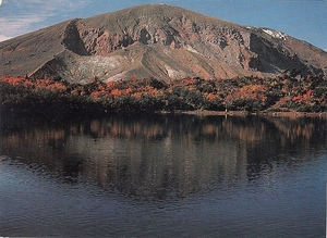 【古いカラー絵はがき】吾妻スカイライン・桶沼に投影する一切経山