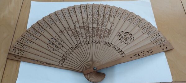 扇子 透かし彫り