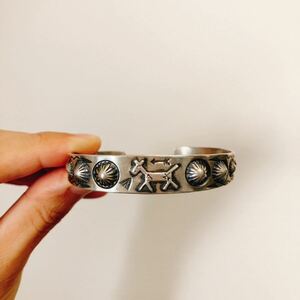 超希少!!VTG NAVAJO 1930’s FRED HARVEY SILVER BRACELET HORSE MAN EYE STAMPWORK USAナバホビンテージスタンプワークシルバーバングル