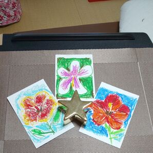 クレヨン 絵画。ハイビスカス祭り。ハワイの写真を見て描きました。まだまだ描きたいな。母作。