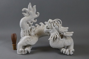  China fine art white porcelain dragon ornament width 35,5cm old . virtue . era small . skill old work of art [b814]