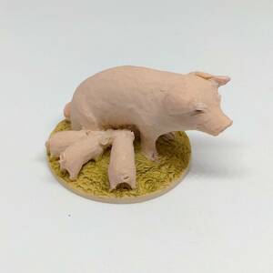 小さな置物 豚の親子 ブタ ぶた Made and Hand Painted in Scotland 全長約4cm 洋風 置物 小物 飾り　【3845】