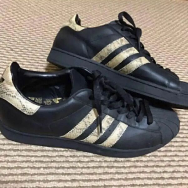 adidas トップシェル ローカットスニーカー