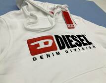 アイコニックな「DIESEL」ロゴ