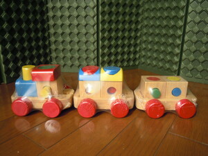 【三】　beeboo　ビーブー　未使用　木の玩具　汽車３連　ひもで引っ張るおもちゃ　★　かわいい　知育玩具