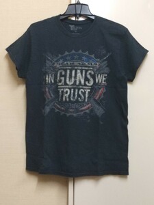 [送料無料](t23e3)Mタクティカルティーin guns we trustガン銃usaアメリカ輸入古着半袖プリントTシャツ