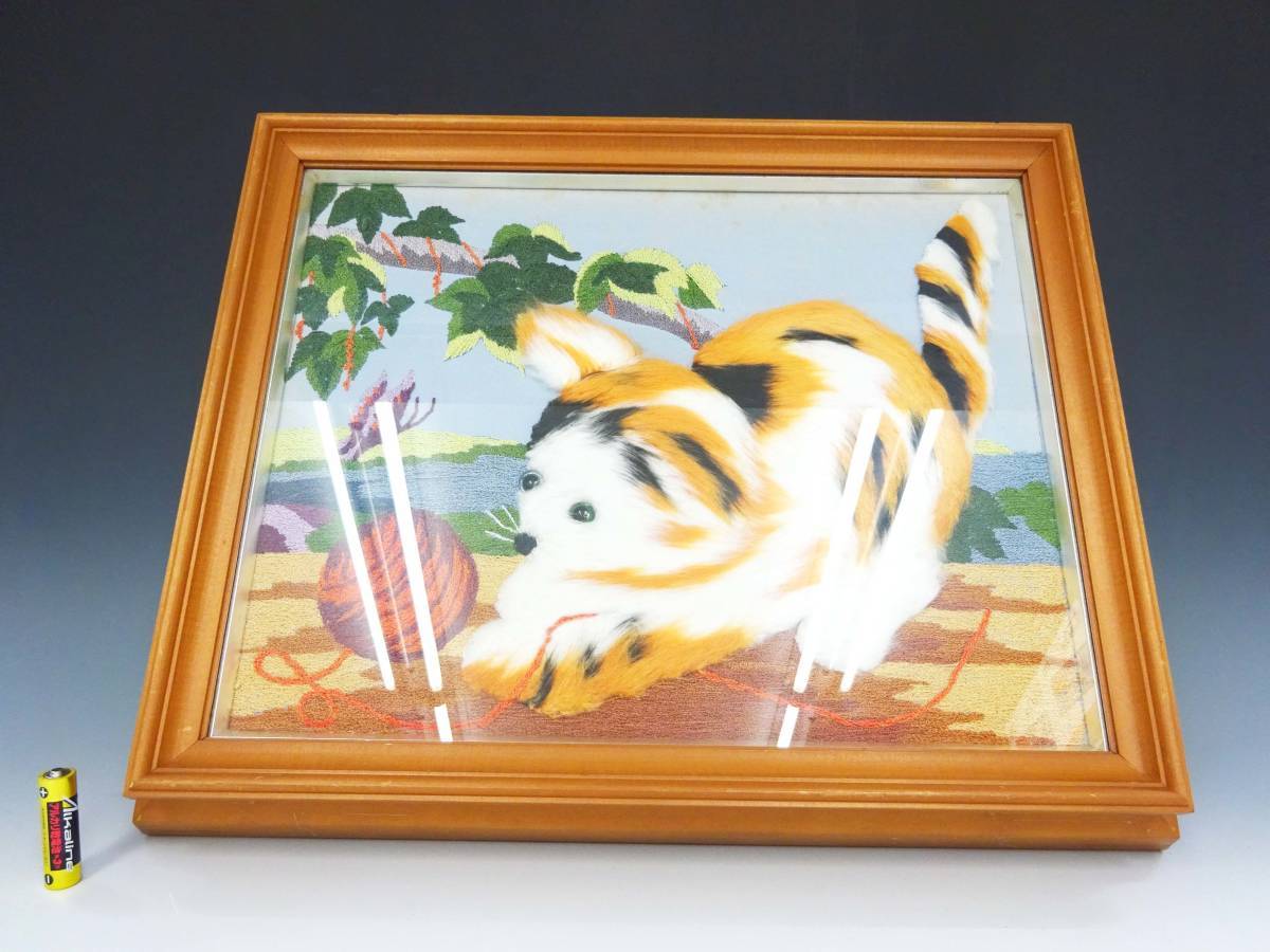 ◆(NA) Wall painting, cloth painting, wooden frame, cloth, calico cat playing with fluffy yarn, cat, artist, details unknown, interior, Artwork, Painting, others