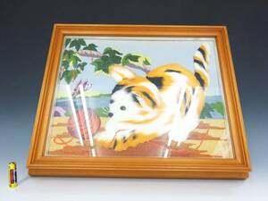 ◆(NA) 壁掛け絵画 布絵 木製フレーム 布製 フワフワの毛糸で遊んでいる三毛猫 ネコ ねこ 作者 詳細不明 インテリア
