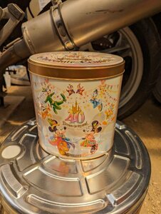 ディズニー、空き缶、サイズ200X190X145ミリ、中古！