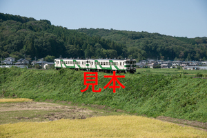 鉄道写真データ（JPEG）、00171837、キハ40系（1002）（祝烏山線開業90周年ヘッドマーク）、JR烏山線、小塙〜滝、2013.09.19、（7360×4912
