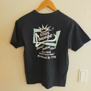 the flat head フラットヘッド BLACK MINT ブラックミント KINGS LOUNGE プリントTシャツ 両面プリント 半袖 38(M) ブラック(黒）